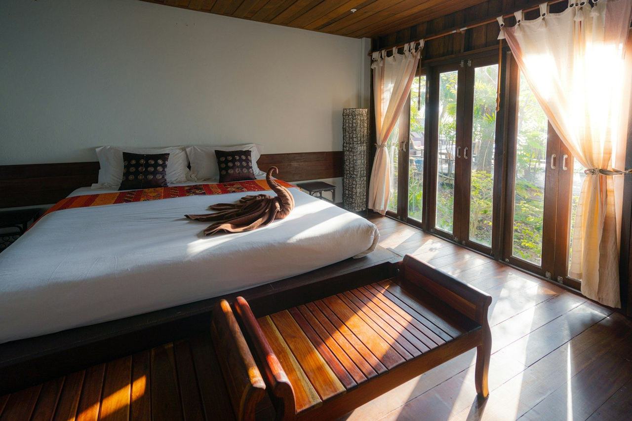 Habitación familiar luminosa con puertas balcón al jardín